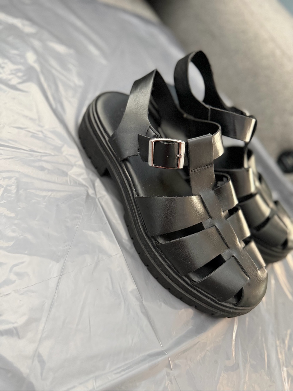 Old Navy Black Strappy Fisherman Sandals